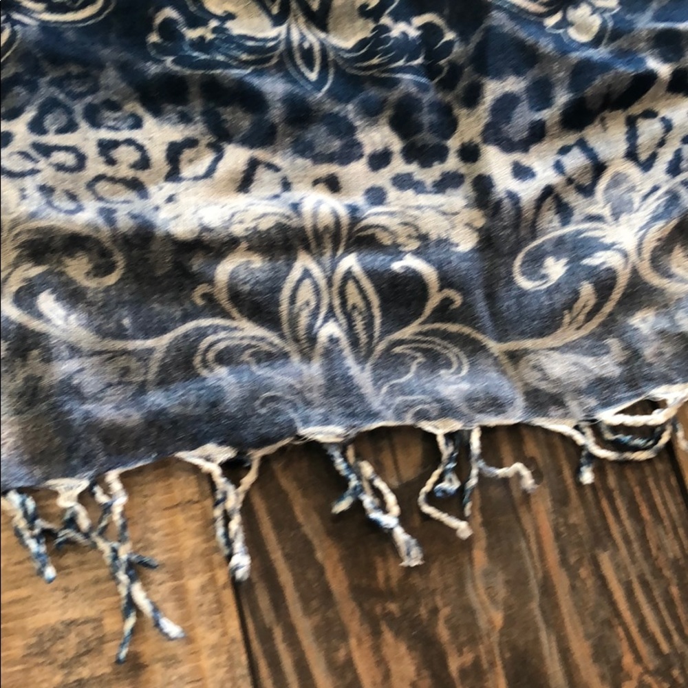 Pretty scarf - Picture 3 of 3